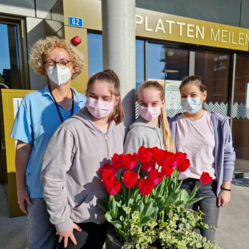 Aktivierungsfachfrau Susanne Roth mit den Schülerinnen Nadia, Gioia und Livia